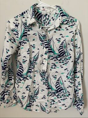 Vineyard Vines White Button-Up Shirt with Navy & Teal Sailboats